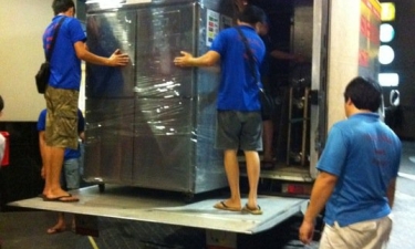 Moving 4 chiller @ CentrePoint for new york cafe on 21 Aug 11.